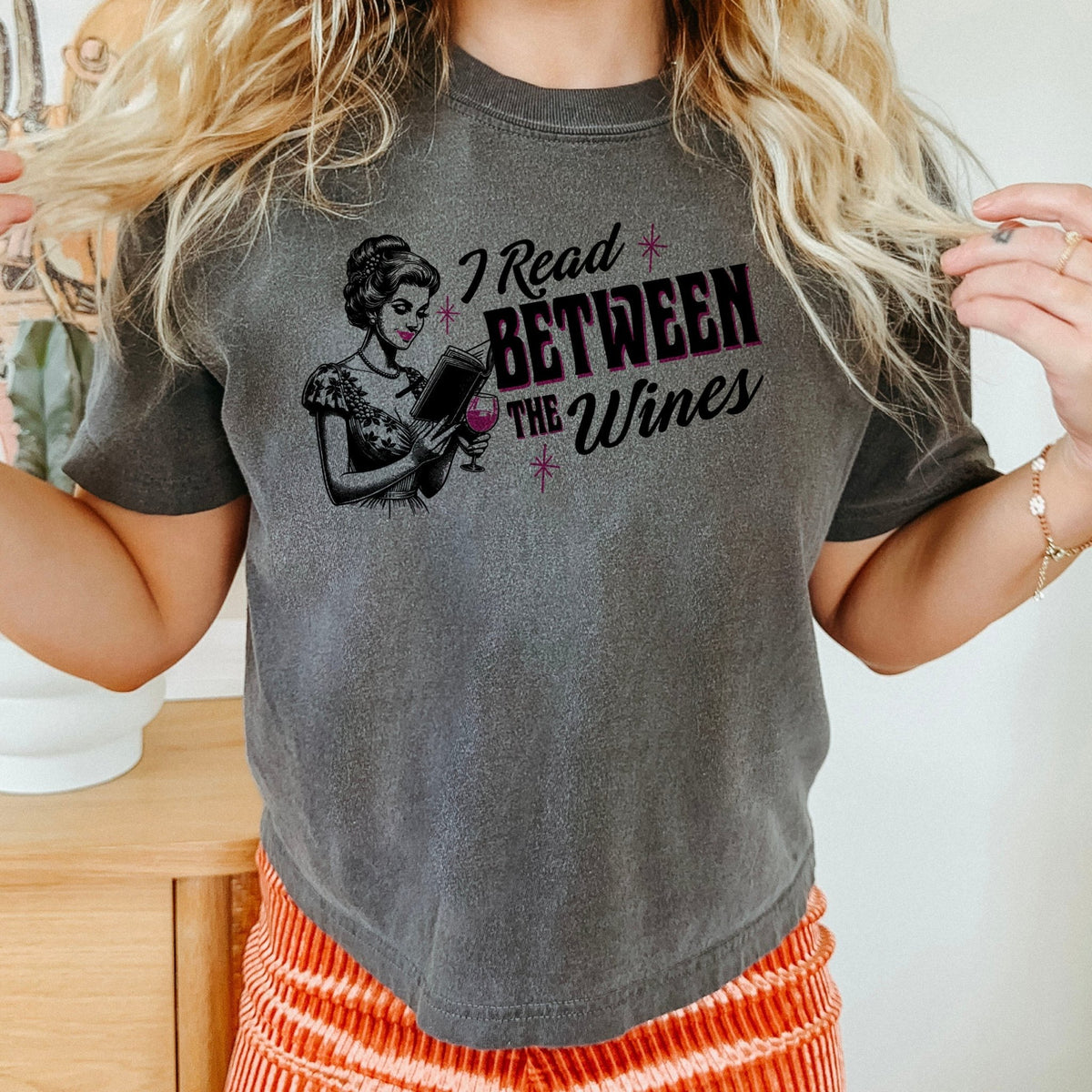I Read Between The Wines Heavyweight Comfort Colors Boxy Cropped Shirt - Starry Skies Austin