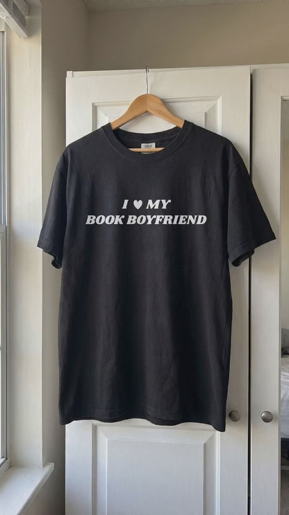 Camiseta Comfort Colors "I Love My Book Boyfriend"