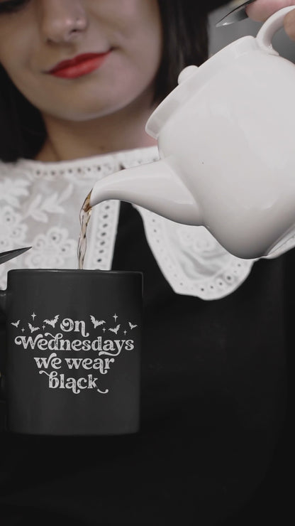 Taza Gótica del Miércoles Negro: Bebe con Sarcasmo y Vibras Oscuras