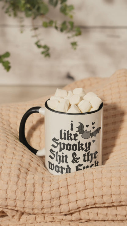 Taza gótica «Me gusta lo espeluznante y la palabra JODER» para rebeldes de la Dark Academia
