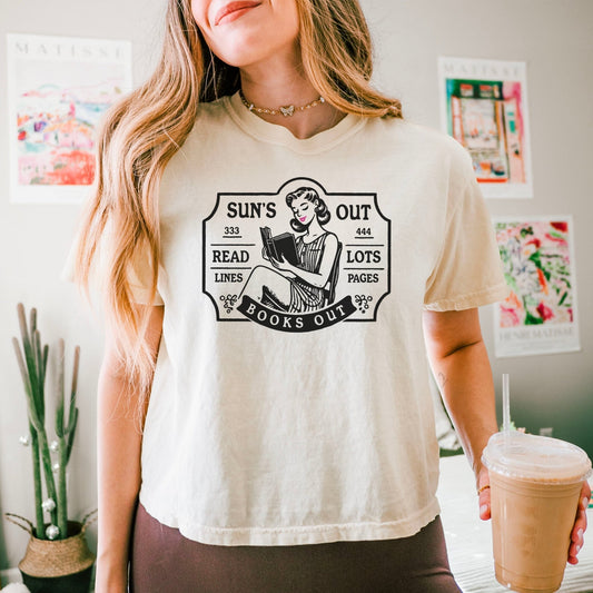 Sun’s Out Books Out Retro Summer Bookish Comfort Colors Boxy Cropped Shirt - Starry Skies Austin